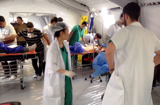 写真・図版 : モスルに設けられたテント病院の救急室＝2016年、国境なき医師団提供