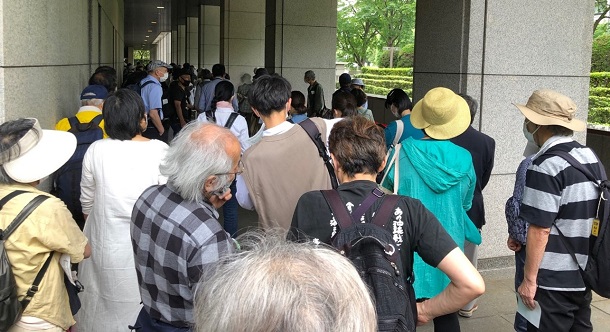 写真・図版 : 甲状腺がん訴訟の傍聴券を求めて並ぶ人々＝東京地裁、撮影・筆者