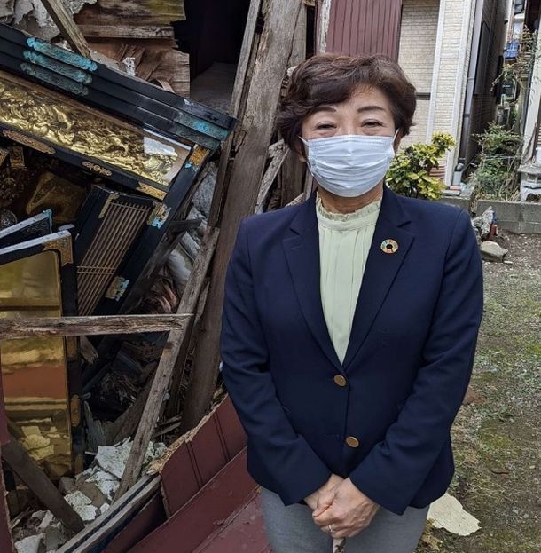 写真・図版 : 補助金申請のお手伝いのために危険な空き家を視察する粥川加奈子さん