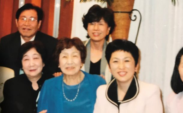 写真・図版 : 円より子（後列右）も参加した樽川通子さんのネットワークしなのの会合。前列中央が樽川さん。