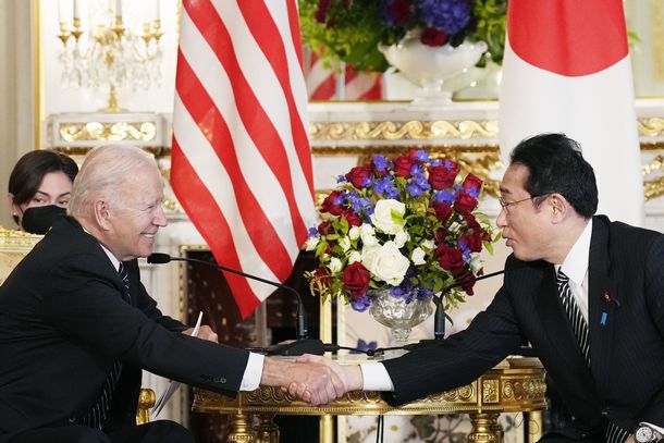 写真・図版 : 日米首脳会談で握手する岸田文雄首相（右）とバイデン米大統領。首相は防衛費の「相当な増額」を表明した＝2022年5月23日、東京・元赤坂の迎賓館、代表撮影