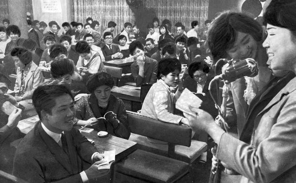 写真・図版 : 大阪・キタのうたごえ喫茶で明るい歌声に共感する若者たち=1964年4月12日、大阪市北区 
