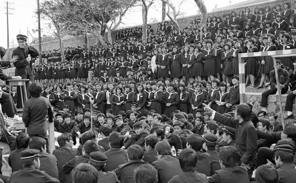写真・図版 : コザ事件受け、校庭で討論集会を開く首里の高校生＝1970年12月22日、那覇市