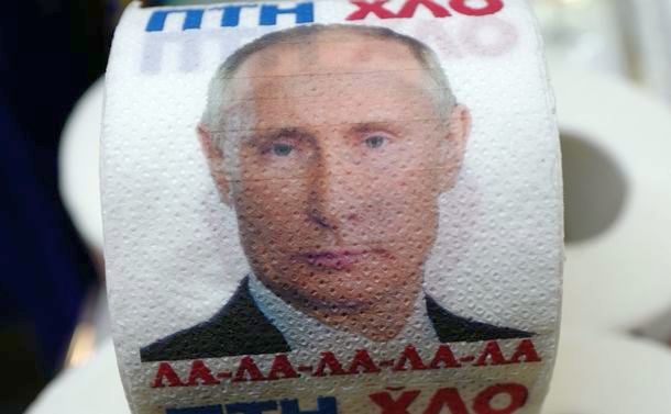 写真・図版 : キーウの独立広場近くの土産物屋では、ロシアのプーチン大統領の顔がカラーで印刷されたトイレットペーパーが売られていた＝2022年6月1日