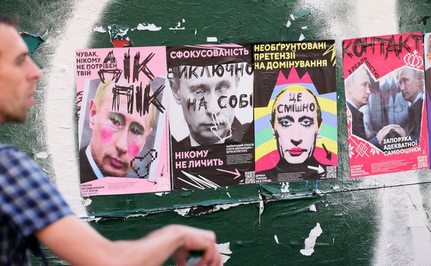 写真・図版 : キーウ中心部の大通りぞいの壁にはプーチン大統領への落書きがあった＝2022年6月11日