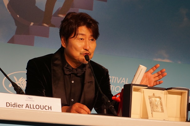 本作で最優秀男優賞を獲得した韓国の大スター、ソン・ガンホ。「役者が褒められるのは本当に嬉しい。このプロジェクトにとって最高のゴール!」と是枝監督=撮影・林瑞絵
