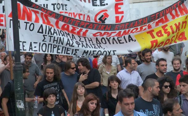 写真・図版 : 財政危機におちいったギリシャはEUやIMFなどの要請で緊縮財政策の採用を決めたが、市民の間からはこれに反対するデモが広がった＝2010年5月12日、アテネ
