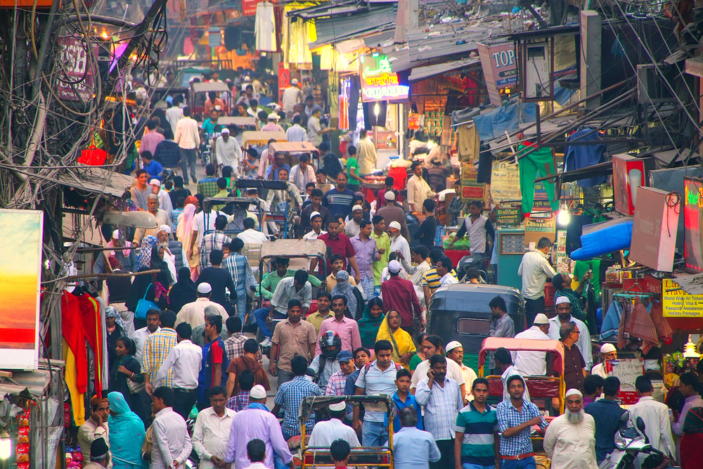 写真・図版 : インド・デリーの市場の雑踏　Don Mammoser/shutterstock