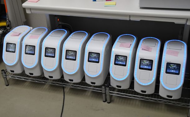 写真・図版 : PCR検査用の機械が８台並ぶ仙台市のクリニック。結果は約１時間で出る＝2020年5月4日、仙台市若林区荒井の七郷クリニック