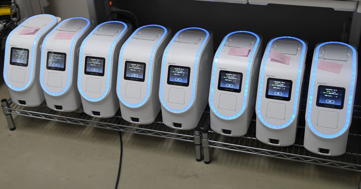 写真・図版 : PCR検査用の機械が８台並ぶ仙台市のクリニック。結果は約１時間で出る＝2020年5月4日、仙台市若林区荒井の七郷クリニック