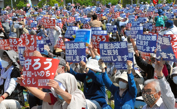 写真・図版 : 改憲に反対するプラカードを掲げる集会の参加者たち＝2022年5月3日、東京都江東区