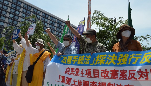写真・図版 : 国民投票法改正案の採決に反対する人たちが国会前で抗議の声を上げていた＝2021年6月11日、東京・永田町