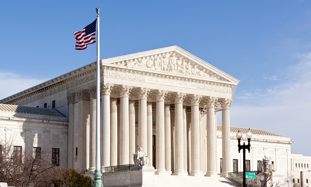 写真・図版 : 保守派の判事が3分の2を占めるアメリカ連邦最高裁＝Steve Heap/Shutterstock.com