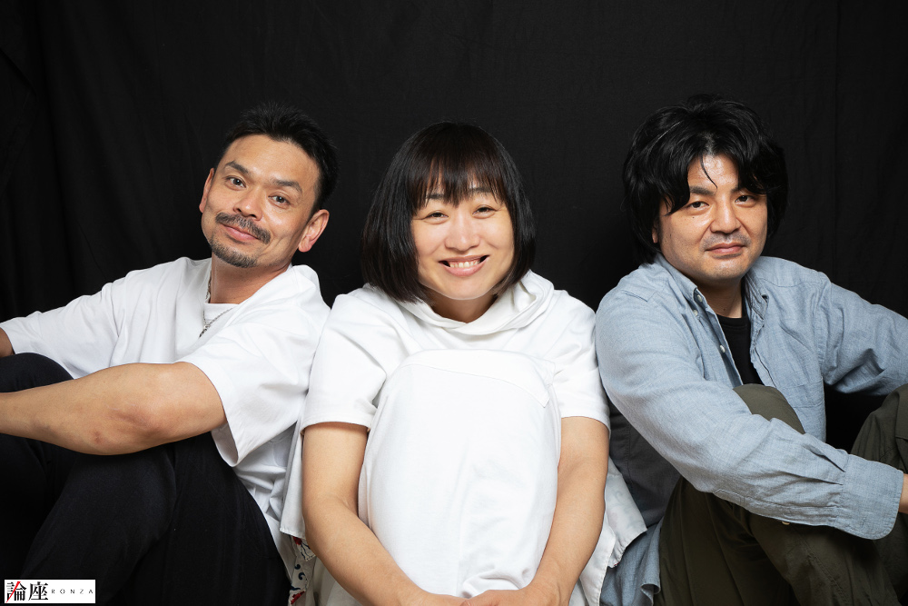 写真・図版 : 左から、浜谷康幸、山﨑静代、松本哲也＝岩田えり 撮影