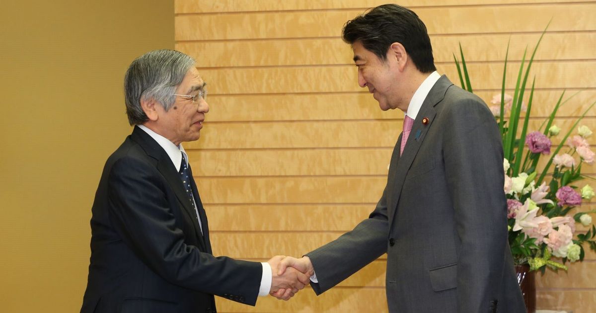 写真・図版 : 再任した黒田東彦・日銀総裁（左）と握手する安倍首相（当時）＝2018年4月、首相官邸