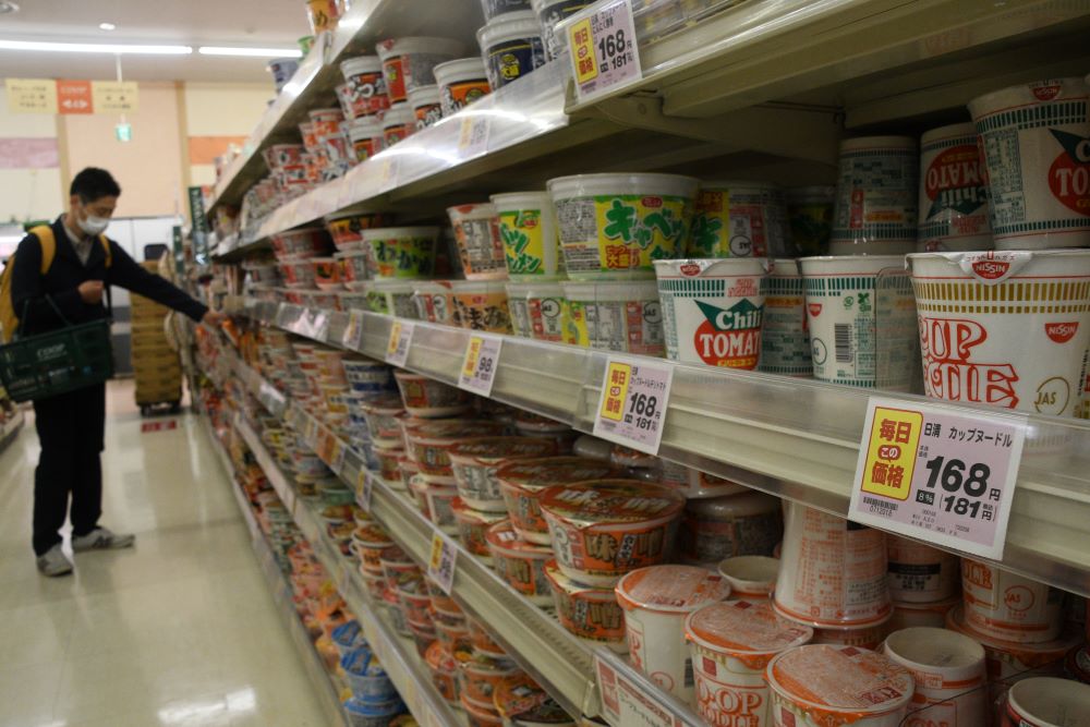 写真・図版 : 日本でもカップ麺や菓子、小麦粉など多くの食品に値上げの波が＝6月6日、盛岡市