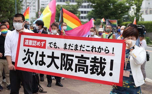 同性婚を認めないのは「合憲」とした大阪地裁の判決内容を伝える弁護団＝２０２２年６月２０日午後２時２９分、大阪市北区