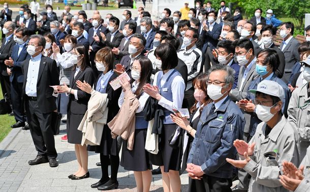 写真・図版 : 候補者の第一声に耳を傾ける有権者＝2022年6月22日、札幌市中央区