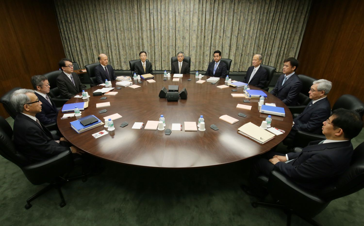 写真・図版 : 日銀の金融政策決定会合の様子。中央が黒田総裁＝東京都中央区、2016年4月、代表撮影