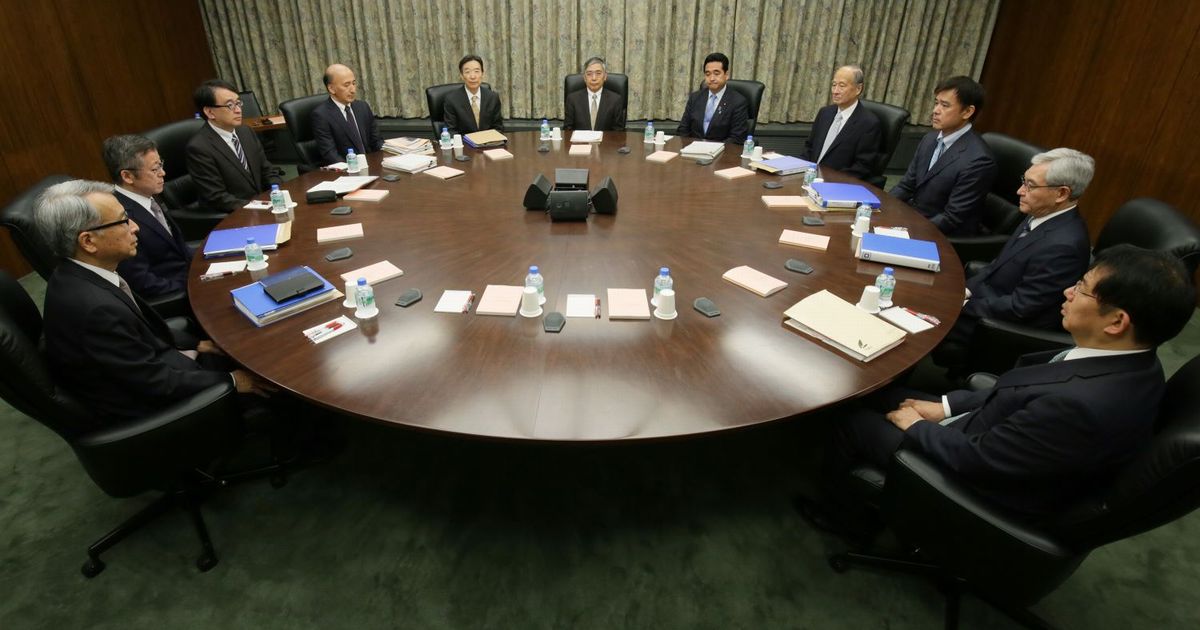 写真・図版 : 日銀の金融政策決定会合の様子。中央が黒田総裁（2016年代表撮影）＝東京・日本橋の同行本店