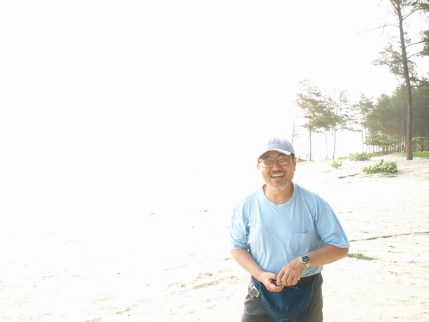 写真・図版 : 三谷雅純さん。〈障害者〉になってもフィールドに出るとおもわず笑顔になる。インドネシアのスマトラ島南岸で撮影（三谷さん提供）