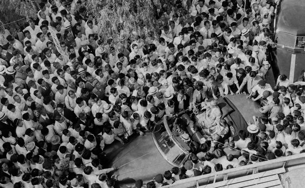 写真・図版 : 参院選の応援のため渋谷駅前でオープンカーから演説する鳩山一郎首相。「日本はいま外交、内政両面で重大な時期に立っている。自由と独立に害のあるような占領中の諸制度を改めてゆきたい」と語った＝1956年7月3日、東京都渋谷区の渋谷駅前 

