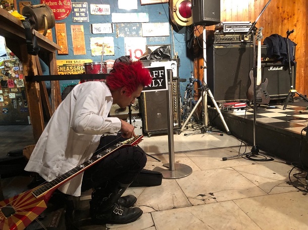 写真・図版 : ライブハウス「ロフトプラスワン」@新宿にて。赤毛のパンクのにーちゃんは怒っていた＝撮影・筆者