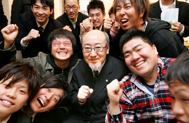 写真・図版 : 『オレたちひょうきん族』や『笑っていいとも！』のディレクターだった佐藤義和は退局後、「お笑い塾」を開講した＝2010年
