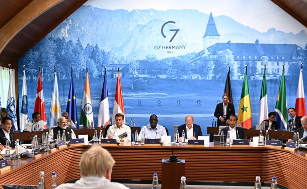 写真・図版 : G7サミットの会合に臨む各国首脳ら＝2022年6月27日、ドイツ南部エルマウ、代表撮影