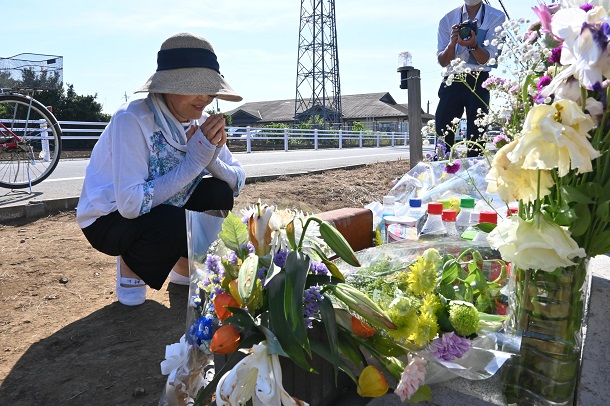写真・図版 : 「八街事件」から1年、現場付近の献花台で=2022年6月28日、千葉県八街市