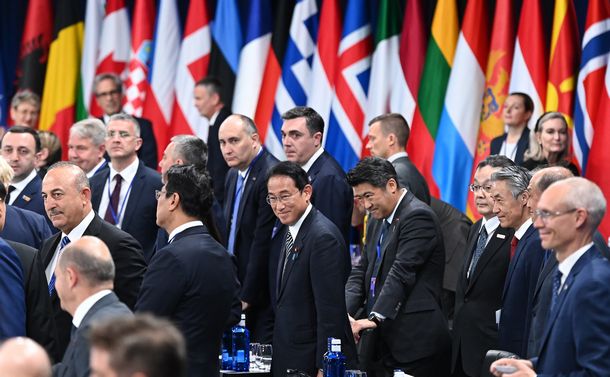写真・図版 : NATO首脳会議に出席する岸田文雄首相(中央手前)=2022年6月29日､スペイン・マドリード