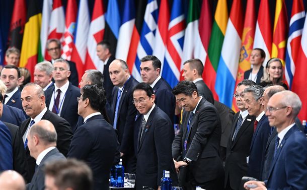写真・図版 : NATO首脳会議に出席する岸田文雄首相（中央手前）＝2022年6月29日、スペイン・マドリード、代表撮影 