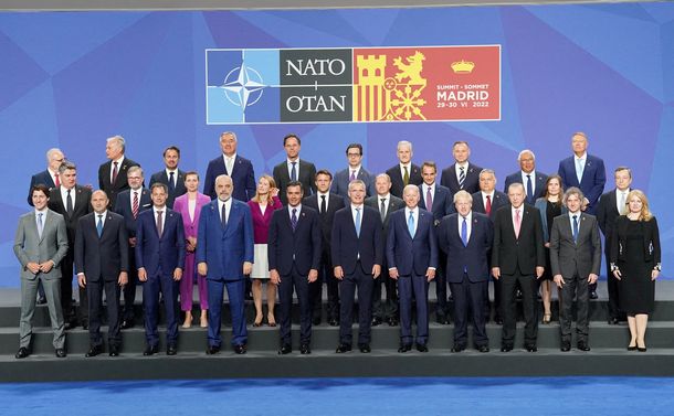 写真・図版 : マドリードで開かれた北大西洋条約機構（NATO）首脳会議に集まった各国首脳ら＝2022年6月29日、ロイター 
