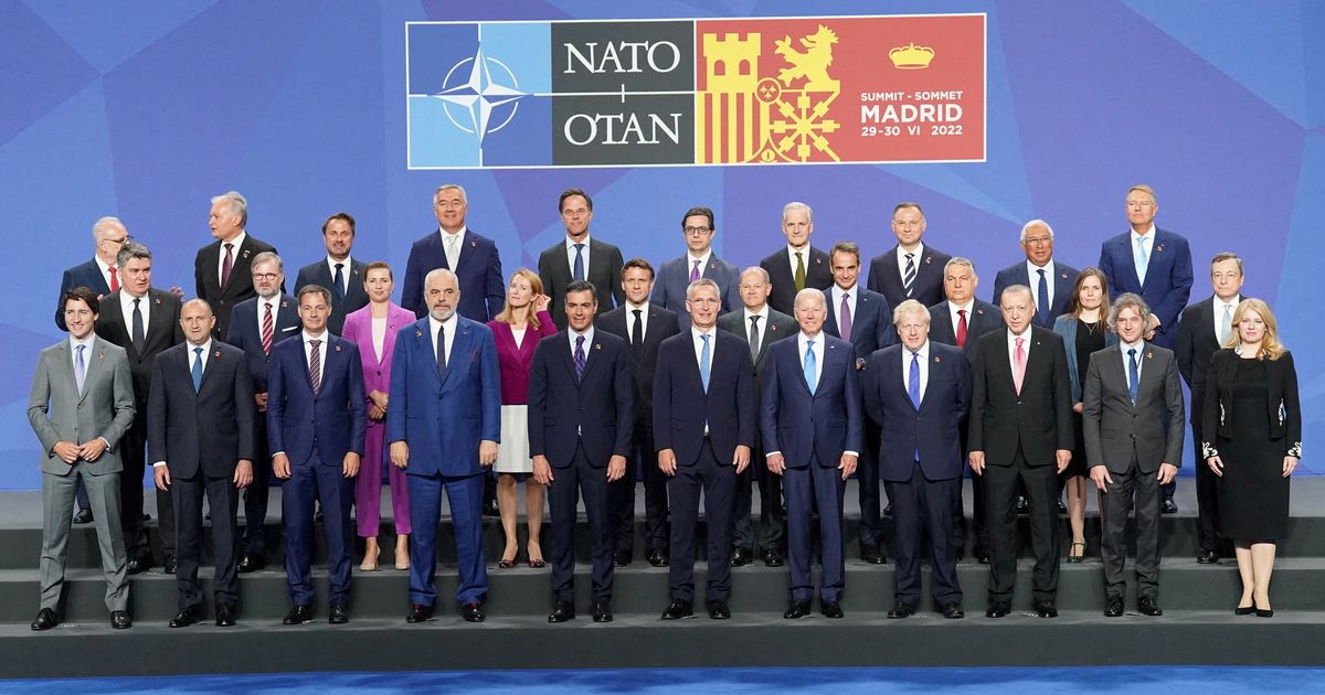 写真・図版 : マドリードで開かれた北大西洋条約機構（NATO）首脳会議に集まった各国首脳ら＝2022年6月29日、ロイター