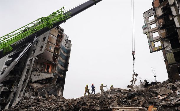 写真・図版 : 爆撃で倒壊した集合住宅での救助作業。ウクライナ・ボロジャンカ、2022年4月11日