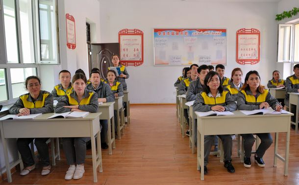 写真・図版 : 職業技能教育訓練センターで法律の授業を受ける入所者＝2019年4月17日、新疆ウイグル自治区カシュガル地区