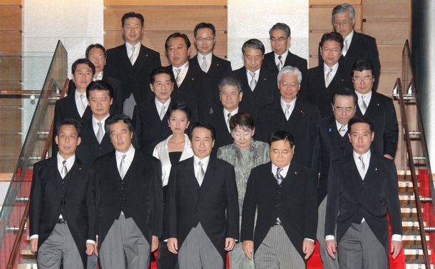 写真・図版 : 菅直人内閣が発足。記念撮影のため首相官邸の階段を進む閣僚たち＝８日