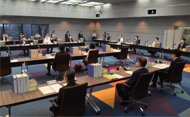 写真・図版 : 少年法改正を議論する法制審議会の部会=2020年8月6日、東京・霞が関の法務省