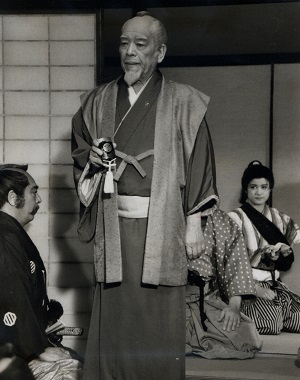 印籠を出す姿も板についてきた佐野　浅夫さん＝19933東映京都撮影所で