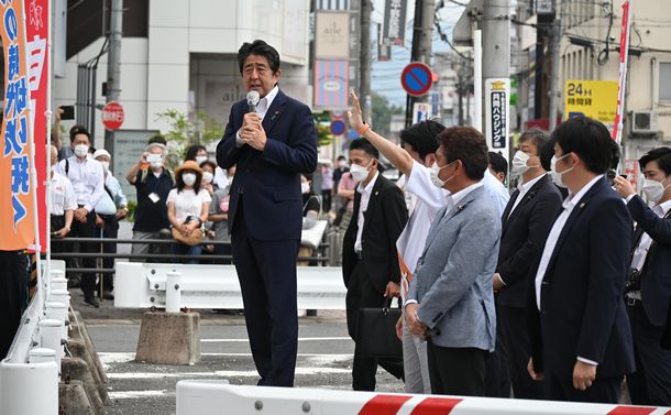 写真・図版 : 銃撃される前、演説する安倍元首相＝2022年7月8日、奈良市 