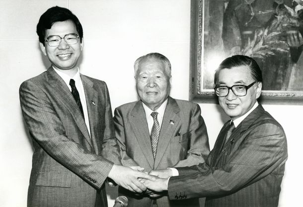 写真・図版 : 1990年7月、第19回日本共産党大会後、3人で手を組む宮本顕治議長（中央）、不破哲三委員長（右）、志位和夫・新書記局長（左）＝静岡県熱海市で