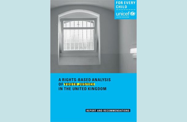 写真・図版 : 英国の司法制度における未成年者の人権状況を分析したユニセフの報告書