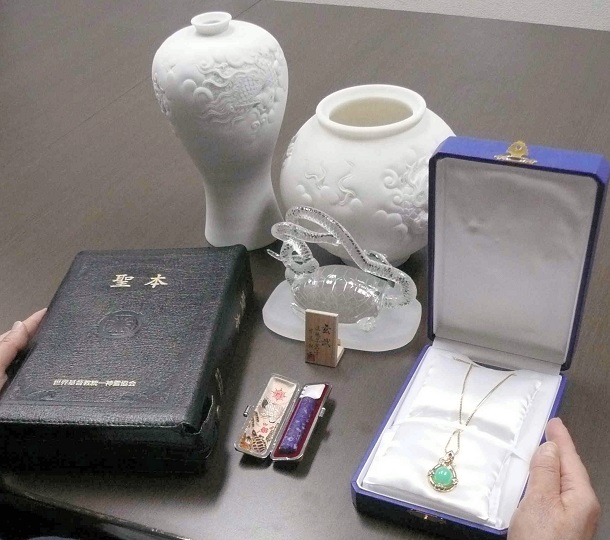 女性が世界基督教統一神霊協会から購入した商品の一部
写真説明	千葉県内の女性が統一教会から購入させられたという商品の一部2008年