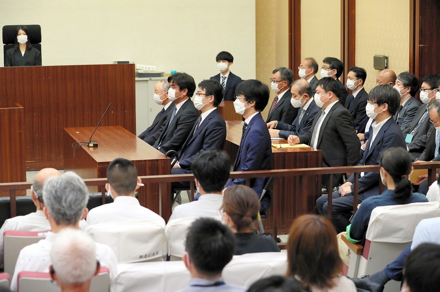 写真・図版 : 被告側の弁護士たち＝２０２２年７月１３日午後３時、東京地裁、代表撮影