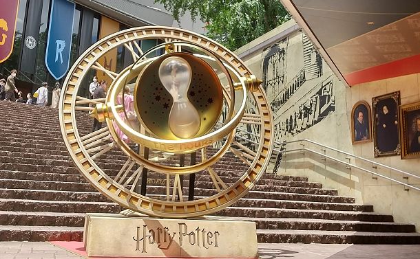写真・図版 : 『ハリー・ポッターと呪いの子』の劇場前に設置されたタイムターナーのオブジェ＝東京都港区