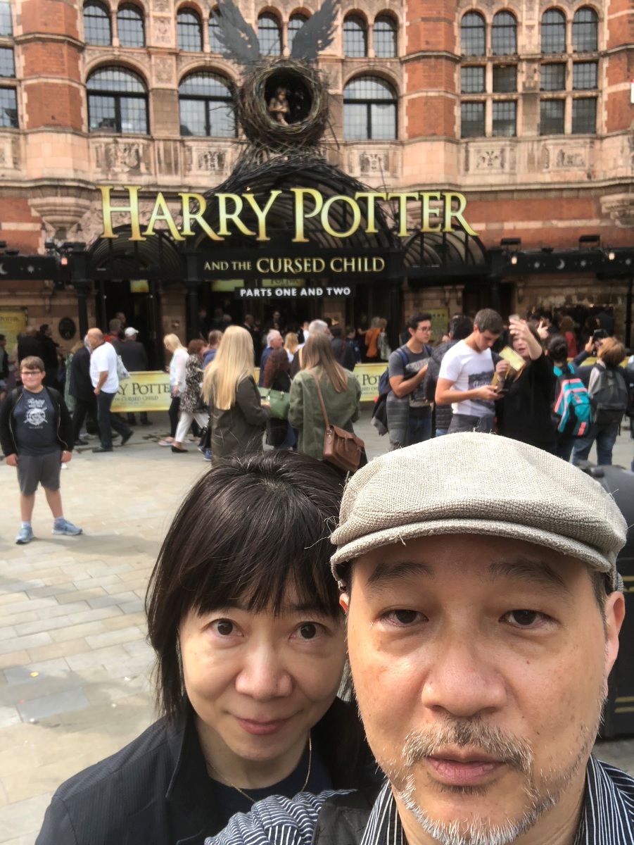 写真・図版 : 『ハリー・ポッターと呪いの子』上演中のロンドン・パレス劇場の前で自撮りした筆者