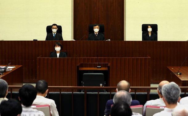 写真・図版 : 東京地裁１０３号法廷。中央は朝倉佳秀裁判長＝２０２２年７月１３日午後３時１分、東京地裁、代表撮影