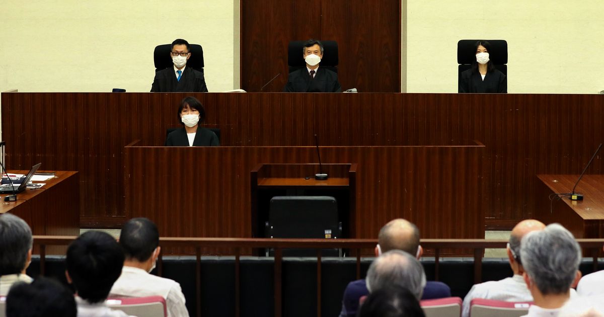 写真・図版 : 東京地裁１０３号法廷。中央は朝倉佳秀裁判長＝２０２２年７月１３日午後３時１分、東京地裁、代表撮影