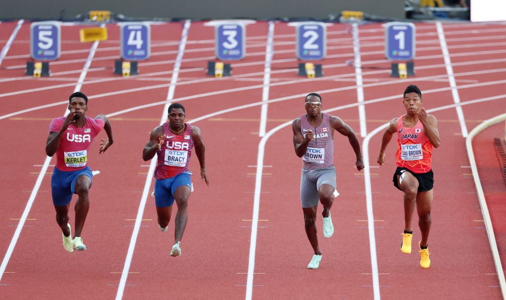 写真・図版 : オレゴン世界陸上の男子100m決勝で力走するサニブラウン・ハキーム（右端）。左端は優勝した米国のフレッド・カーリー＝代表撮影　2022年7月17日　