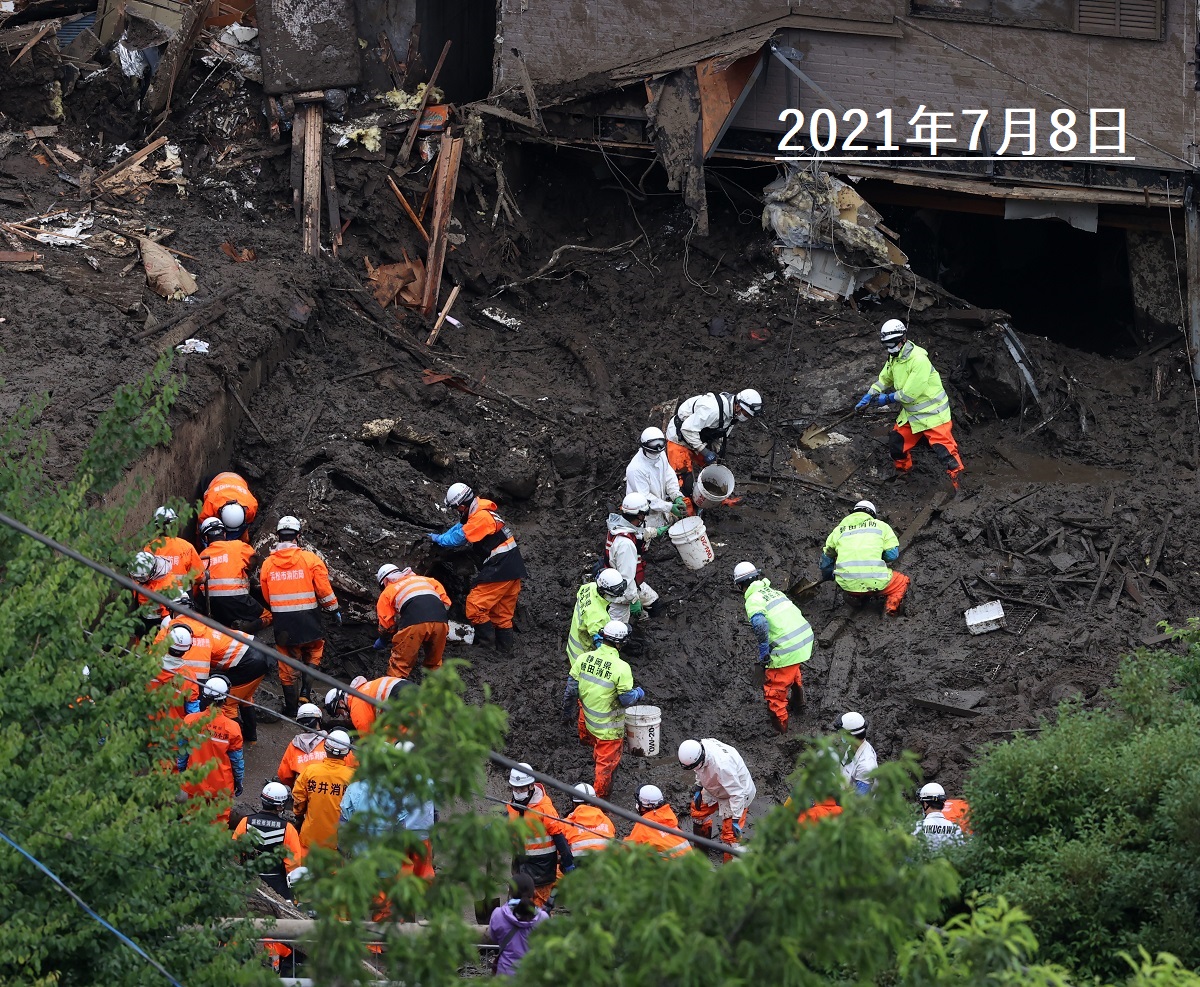 写真・図版 : 【2021年7月8日の出来事】静岡県熱海市で7月3日に起きた土石流災害の現場で安否不明の人を捜索する消防隊員たち